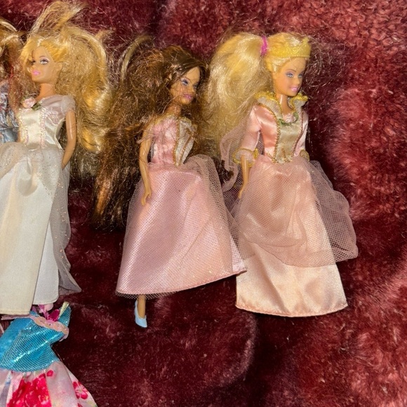 Vtg 2005 Mattel mini princess castle dolls and dresses - Picture 4 of 8